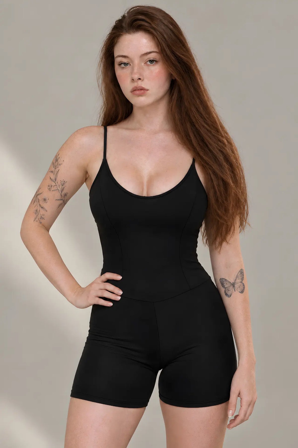 Modelo vestindo AVERSA SHAPE preto, vista frontal