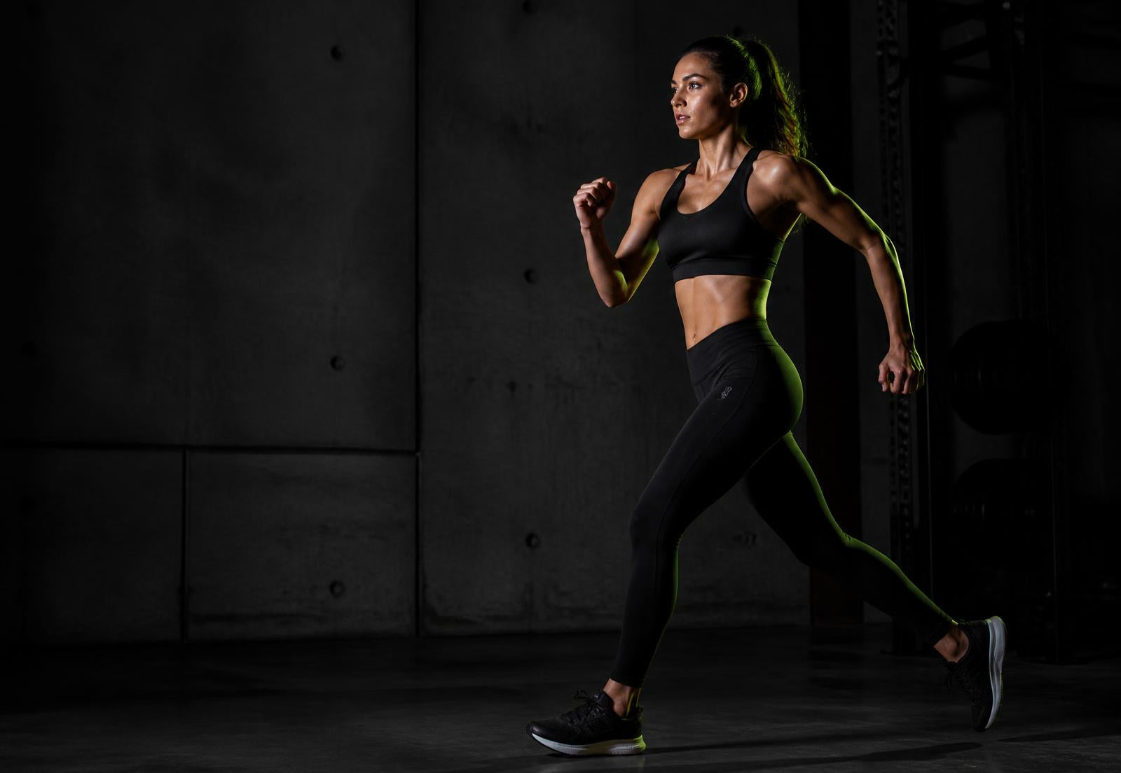 Atleta treinando com roupas Aversa Fit